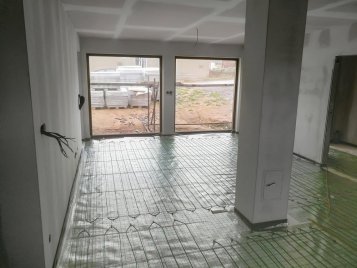Rodinný dům s elektrickým podlahovým topením a úsporným ohřevem teplé vody