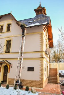Ochrana okapů před zamrzáním v rodinném domě v Karlových Varech, 420 m.n.m.