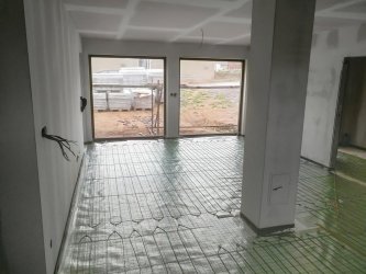 Rodinný dům s elektrickým podlahovým topením a úsporným ohřevem teplé vody
