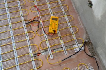 Teplo od nohou v moderní chalupě řeší svépomocí instalované topné rohože